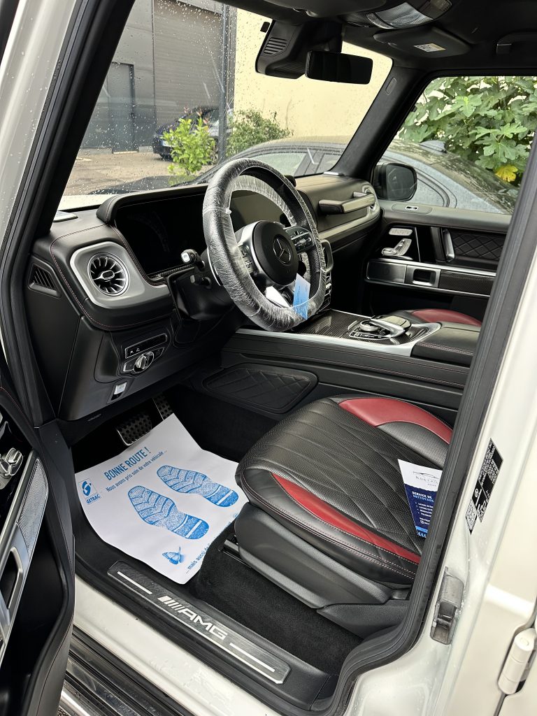 4x4 Mercedes blanche - Portière ouverte