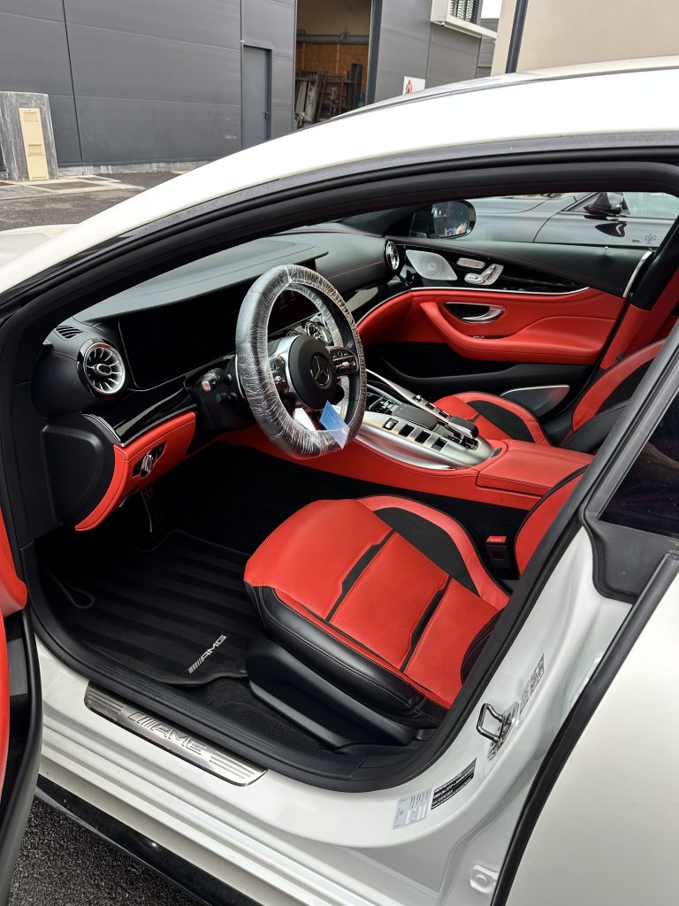 Intérieur de la Mercedes blanche