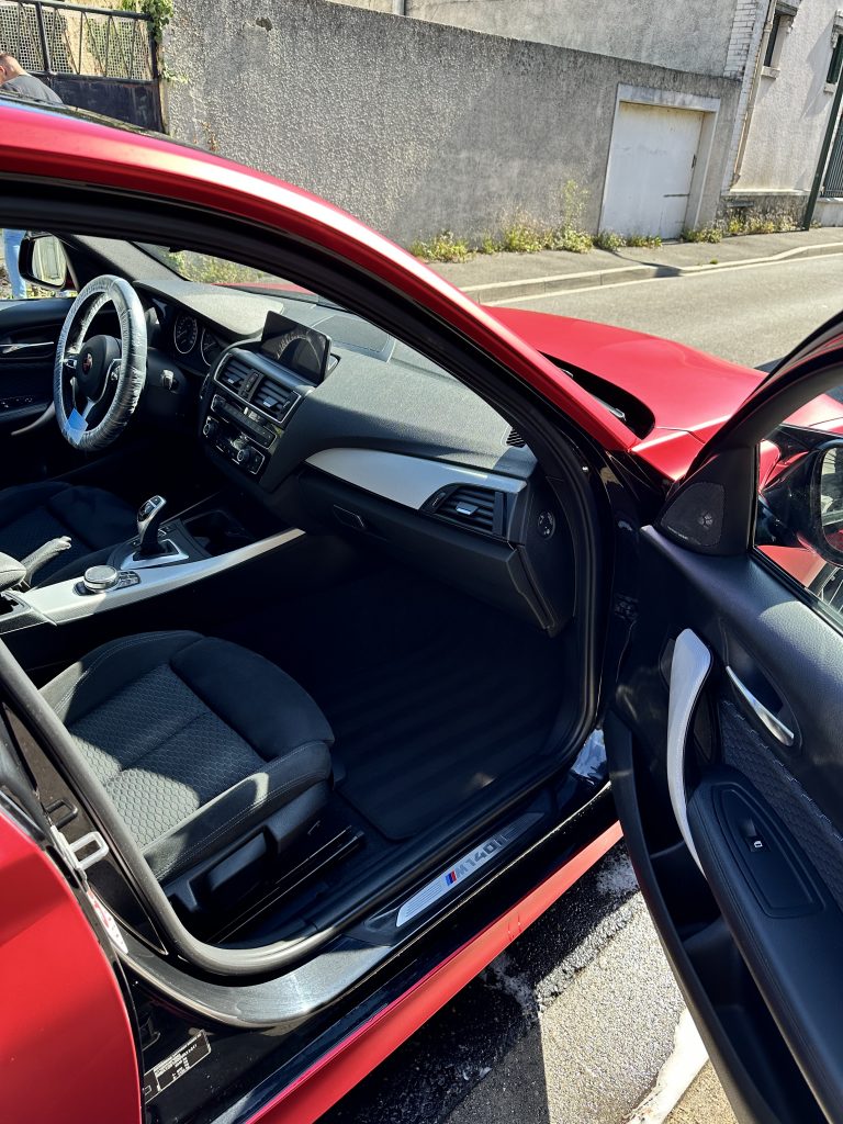 Intérieur voiture rouge